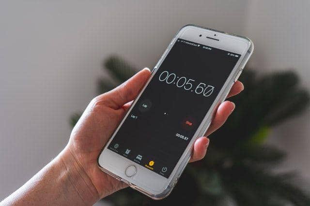 ilustrasi stopwatch di smartphone (pexels.com/Castorly Stok)
