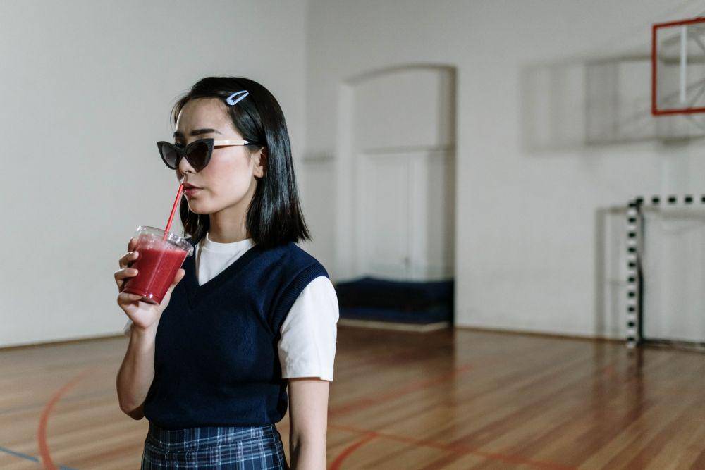ilustrasi minum smoothie (pexels.com/@cottonbro)