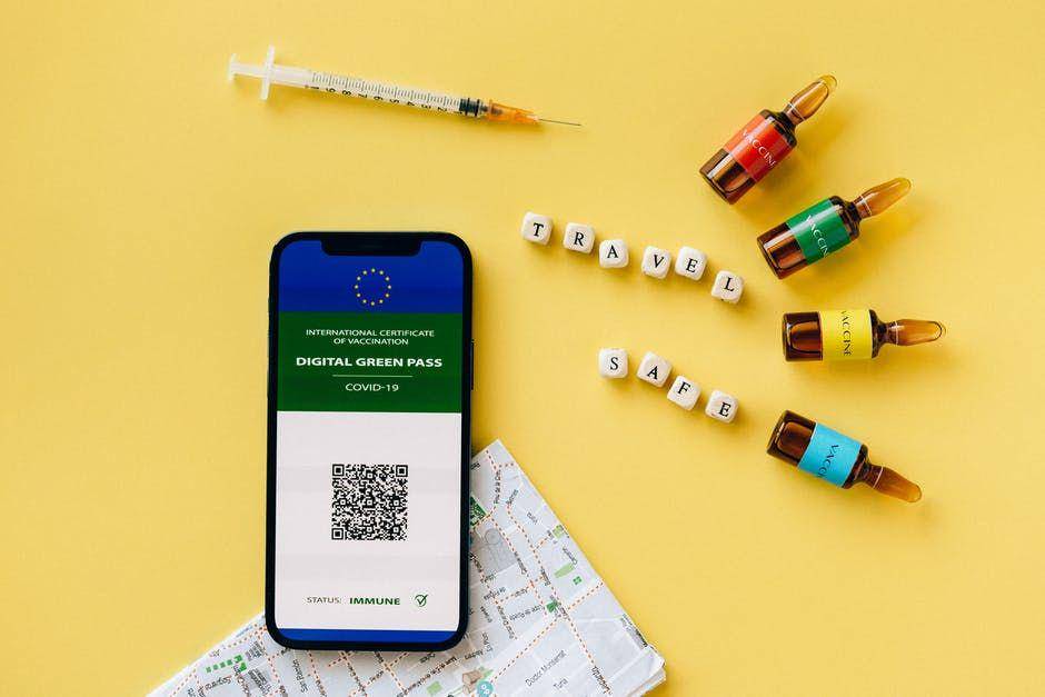 Ilustrasi layar ponsel yang menampilkan sertifikat vaksin. (Pexels.com/Nataliya Vaitkevich)