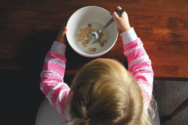 ilustrasi anak sedang makan (unsplash.com/providence)