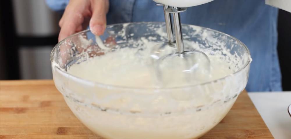 Proses pembuatan adonan martabak manis teflon. (youtube.com/Devina Hermawan)