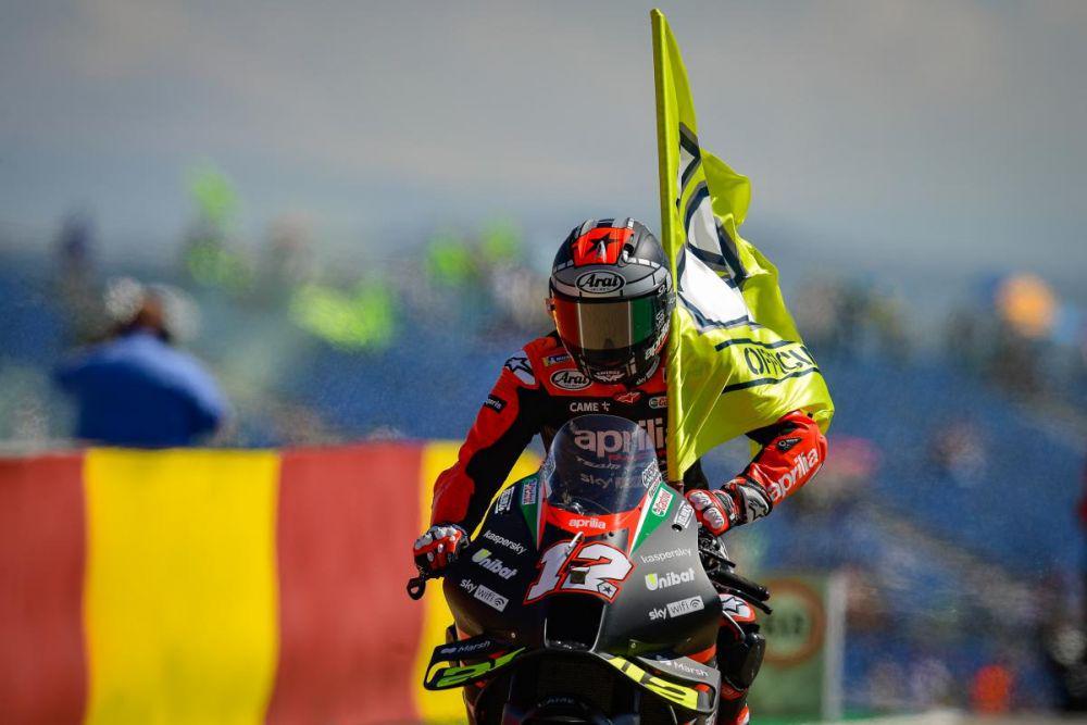 Vinales membawa bendera usai GP Aragon (motogp.com)