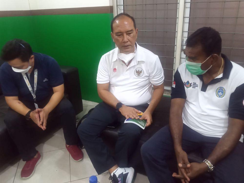 Tim verifikator Stadion Teladan didampingi Sekretaris PSMS Julius Raja (Dok.IDN Times/istimewa)