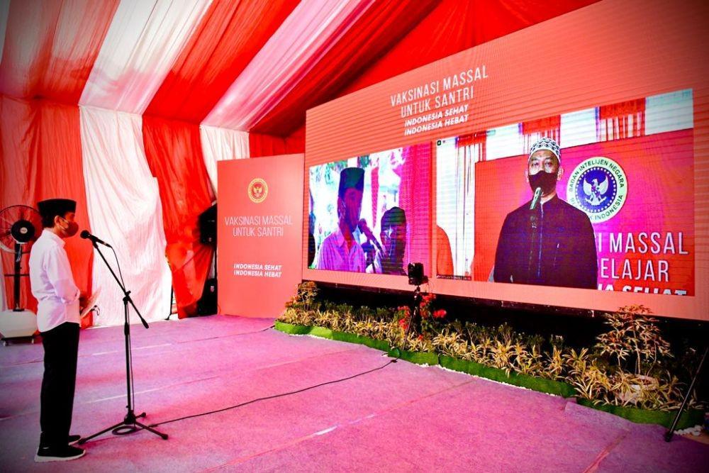 Presiden Jokowi berdialog dengan santri saat Vaksinasi Massal untuk Santri pada Kamis (16/9/2021). (dok. Biro Pers Kepresidenan)
