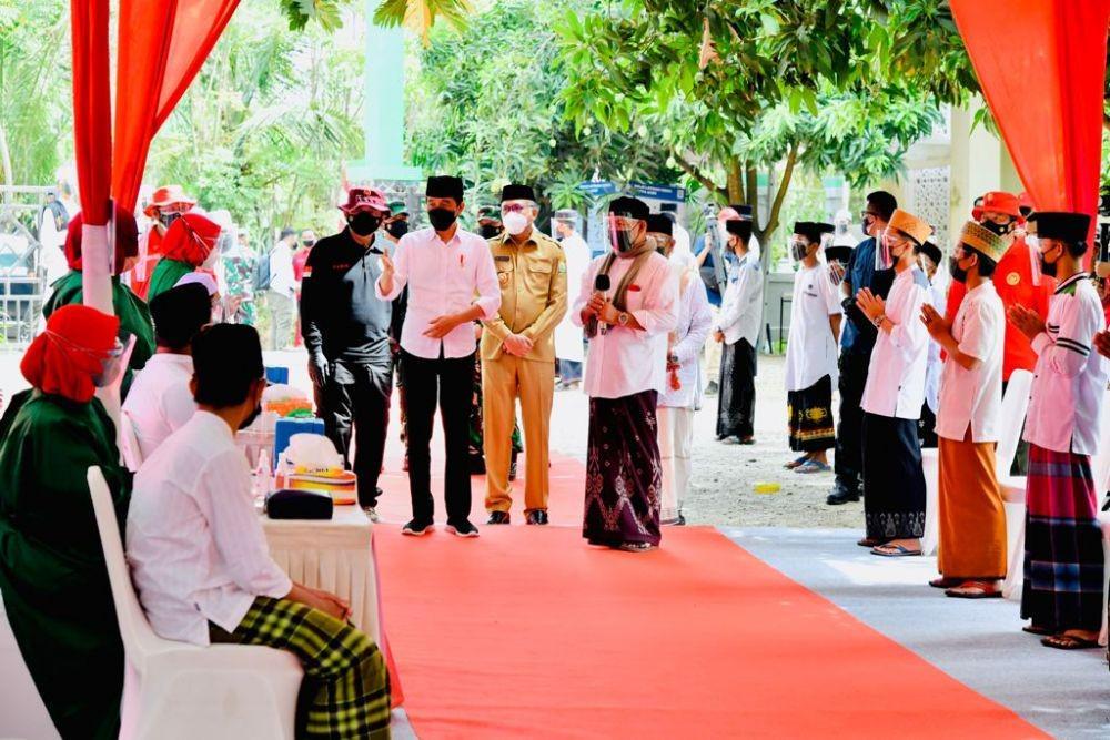 Presiden Jokowi berdialog dengan santri saat Vaksinasi Massal untuk Santri pada Kamis (16/9/2021). (dok. Biro Pers Kepresidenan)