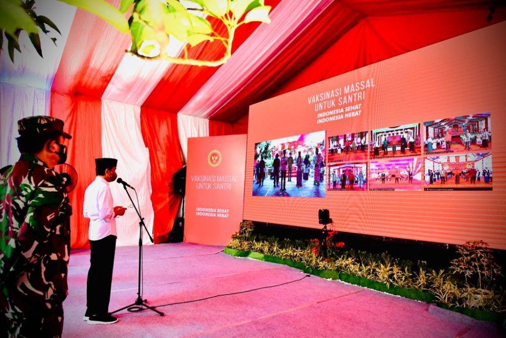 Presiden Jokowi berdialog dengan santri saat Vaksinasi Massal untuk Santri pada Kamis (16/9/2021). (dok. Biro Pers Kepresidenan)