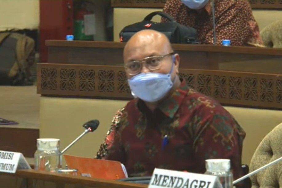 Ketua KPU Ilham Saputra saat melakukan rapat kerja bersama Komisi II DPR, Mendagri Tito Karnavian, Bawaslu, dan DKPP, Kamis (16/9/2021). (youtube.com/Komisi II DPR RI Channel)