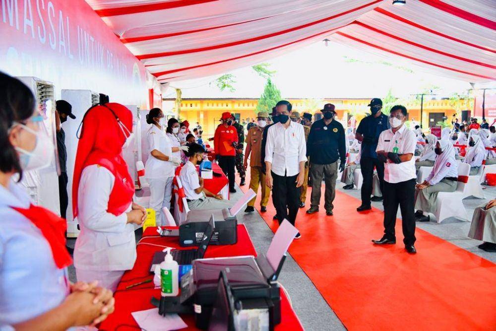 Presiden Jokowi berdialog dengan siswa di Deli Serdang, Sumatra Utara pada Kamis (16/9/2021). (dok. Biro Pers Kepresidenan