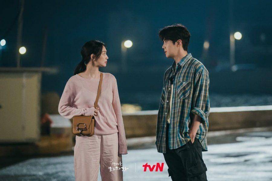 Shin Min Ah dan Kim Seon Ho di drama Hometown Cha-Cha-Cha (dok. tvN/Hometown Cha-Cha-Cha)