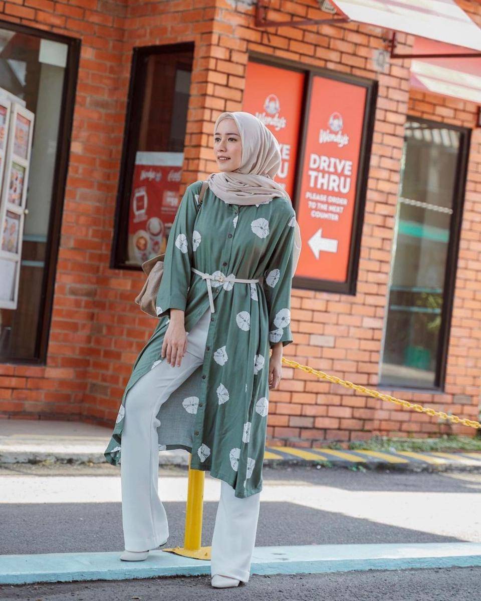 Outfit Midi Dress ala Mega Iskanti. (instagram.com/megaiskanti/)