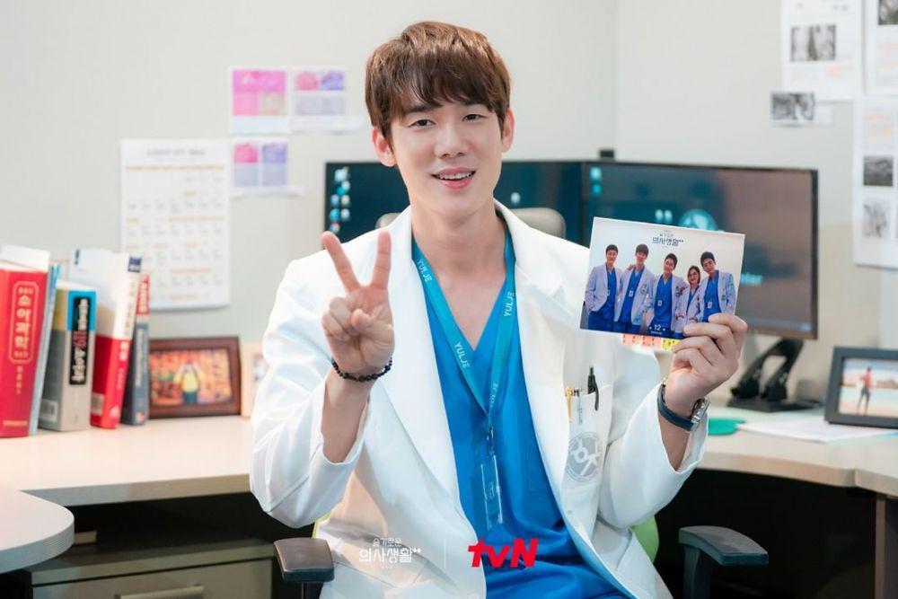 Yoo Yeon Seok di Hospital Playlist 2 (instagram.com/tvn_drama)