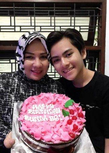 Rey Bong dan ibu (instagram.com/rey_bong26)