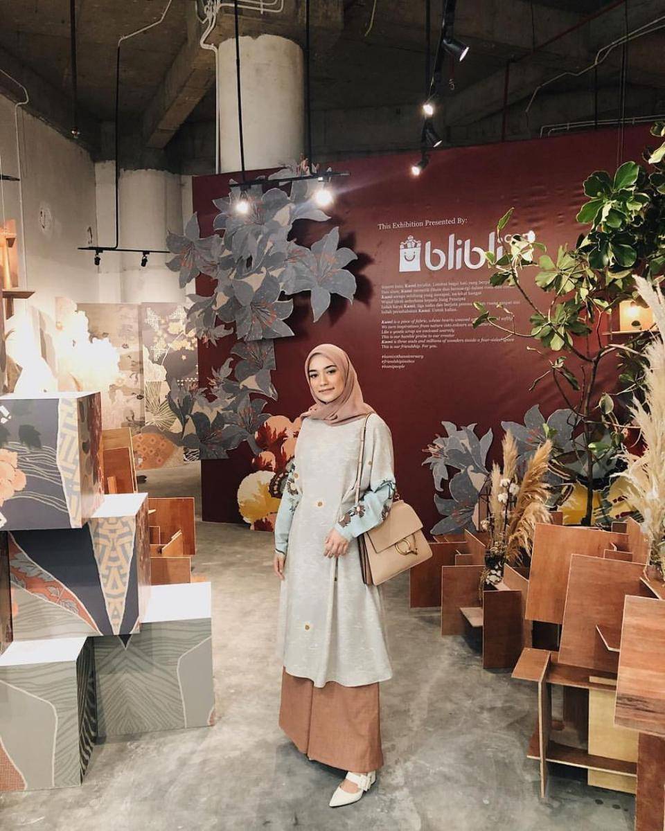 Outfit Midi Dress ala Mega Iskanti. (instagram.com/megaiskanti/)