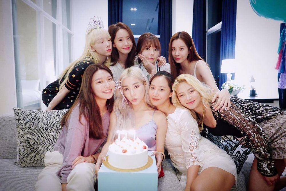 SNSD (instagram.com/tiffanyyoungofficial)
