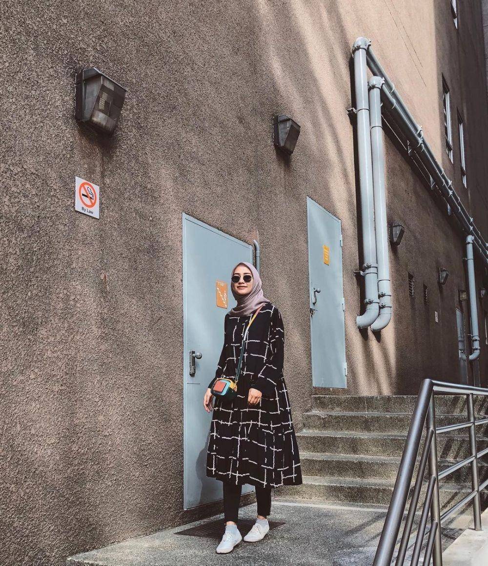 Outfit Midi Dress ala Mega Iskanti. (instagram.com/megaiskanti/)