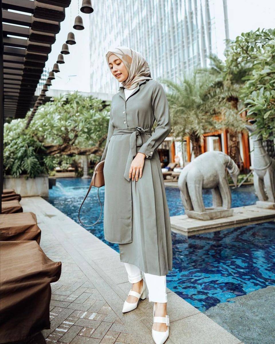 Outfit Midi Dress ala Mega Iskanti. (instagram.com/megaiskanti/)