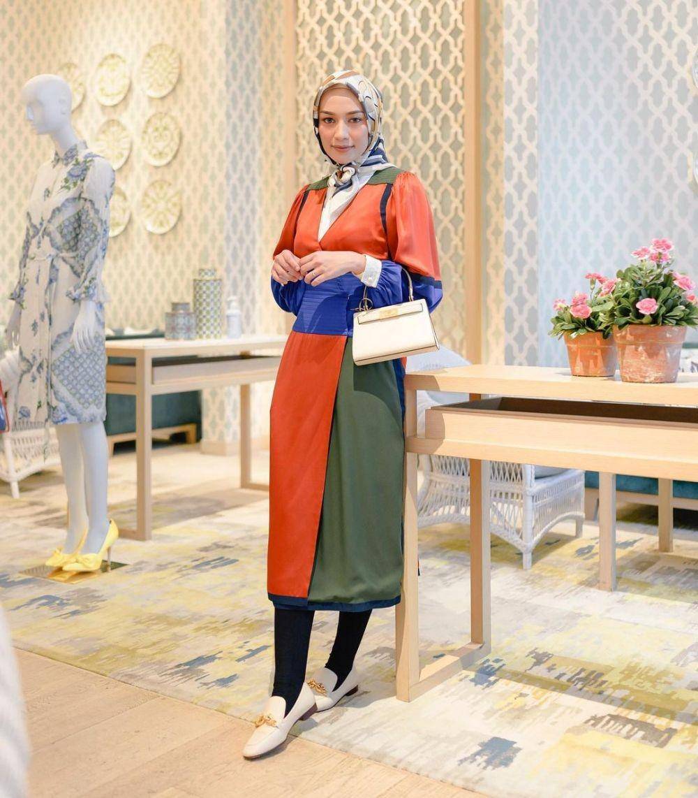 Outfit Midi Dress ala Mega Iskanti. (instagram.com/megaiskanti/)
