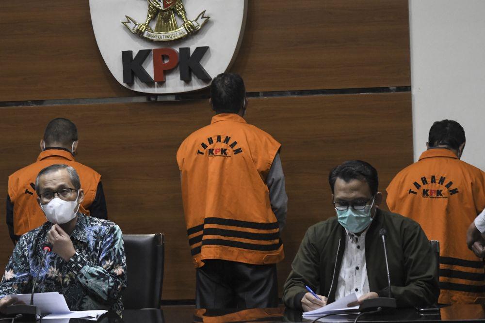 Penetapan tersangka kasus suap proyek irigasi di Kabupaten Hulu Sungai Utara (HSU), Kalimantan Selatan pada Kamis (16/9/2021). (ANTARA FOTO/Fakhri Hermansyah)