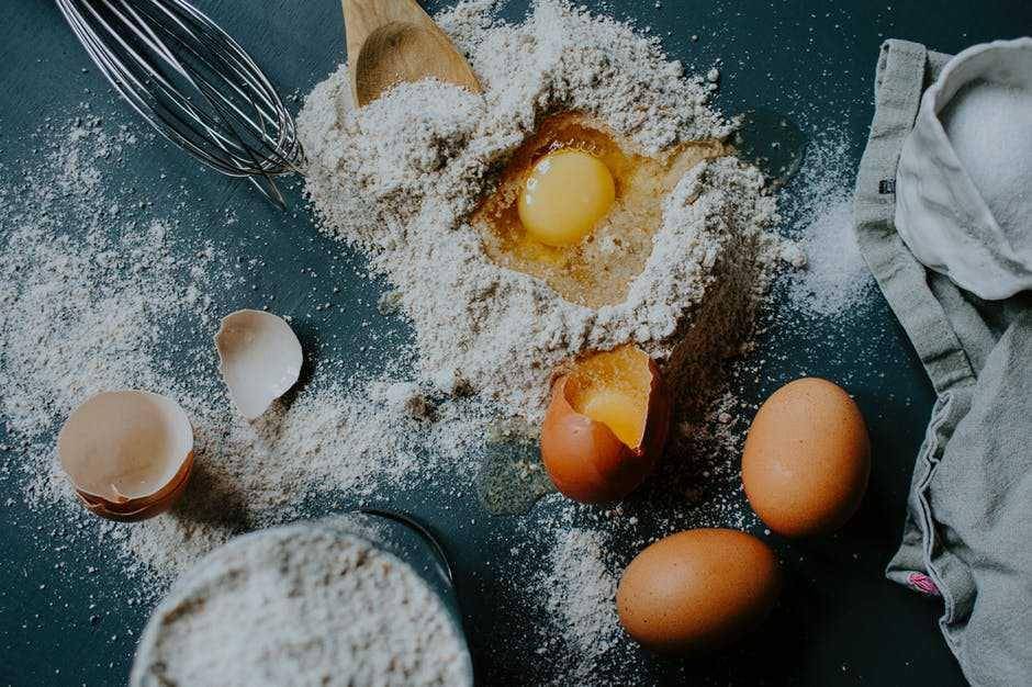 Ilustrasi telur dan tepung (pexels.com/Flora Westbrook)