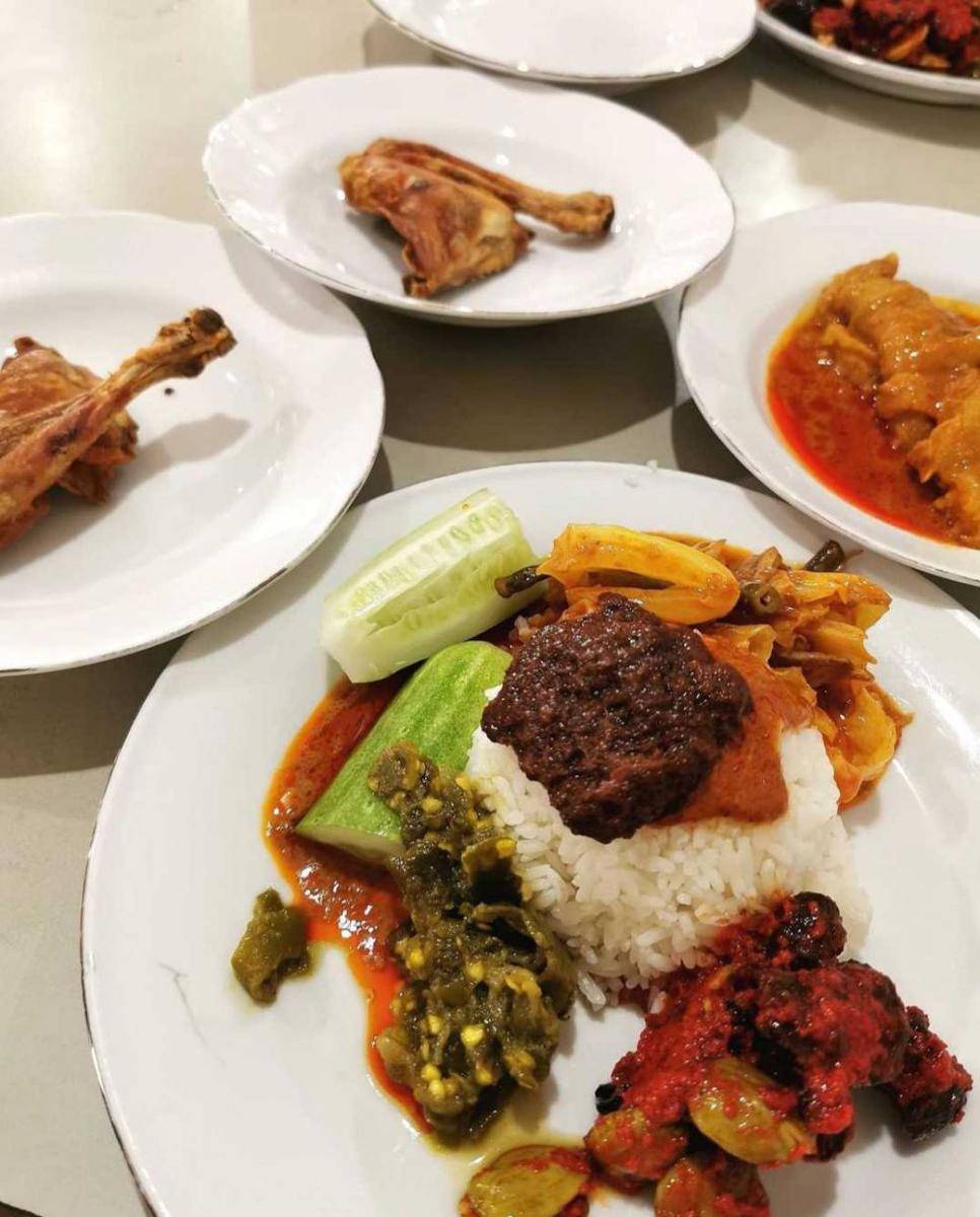 Sari Bundo (instagram.com/i.eat.i.rate)
