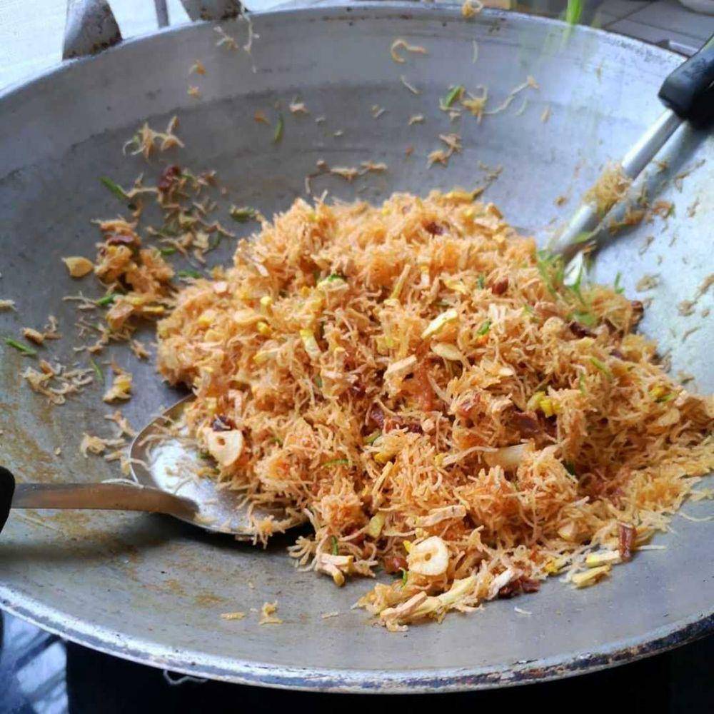 mee krob (instagram.com/nat_kanoon)