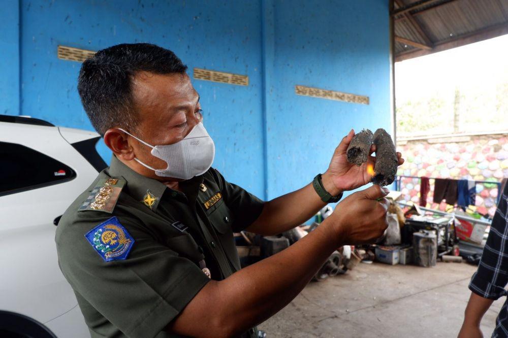 Bupati Ponorogo Sugiri Sancoko mencoba membalas briket berbahan dasar sampah yang diproduksi di TPA Mrican, Ponorogo. Dok.IDN Times/Istimewa.