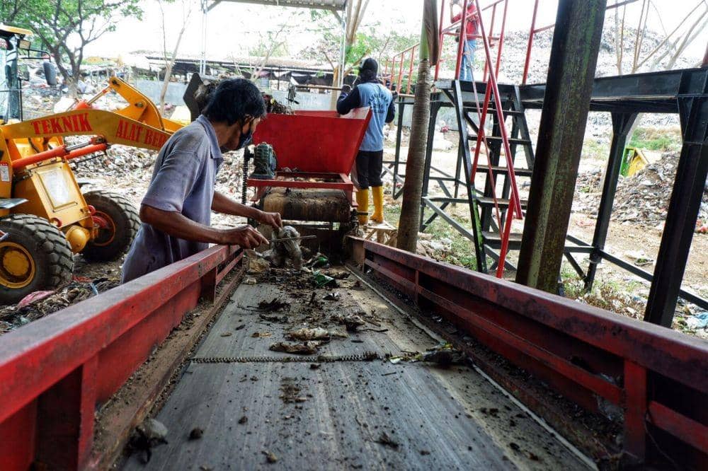 Proses pengolahan sampah menjadi briket di TPA Mrican, Ponorogo. Dok.IDN Times/Istimewa.