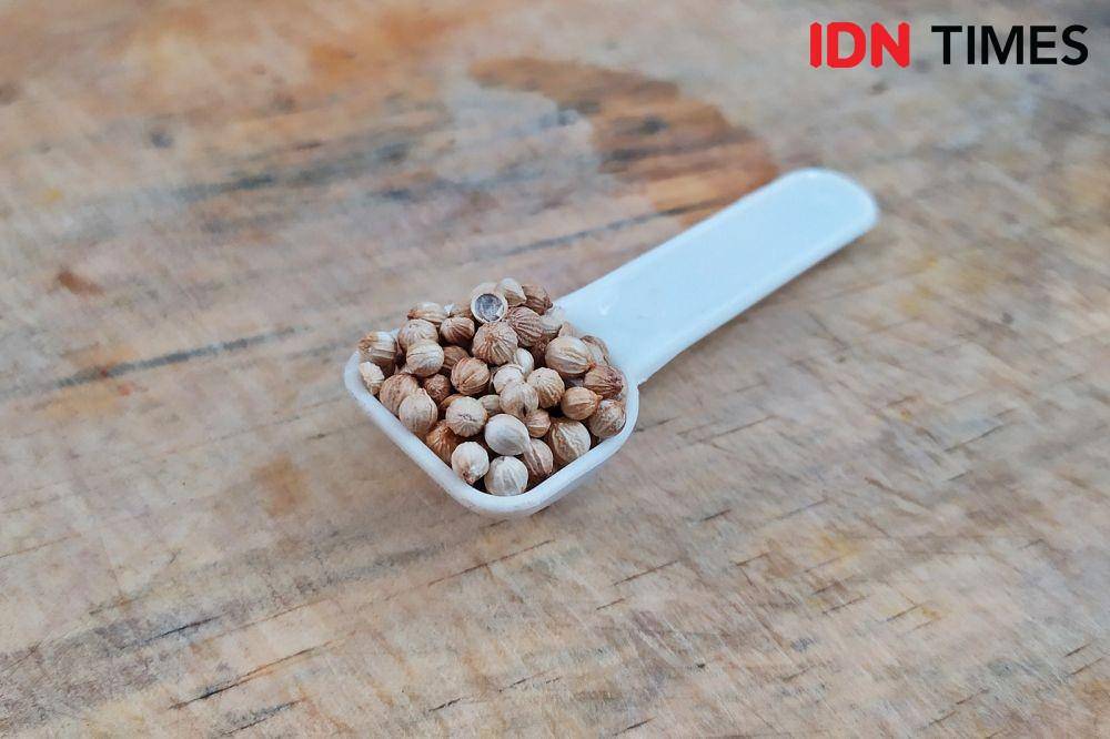 Sesendok ketumbar (IDN Times/Intan Deviana)