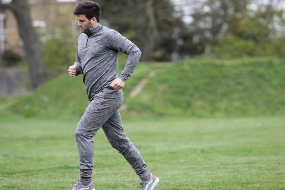 5 Rekomendasi Celana Jogger Pria Merek Lokal Terbaik, Gaya Sporty!
