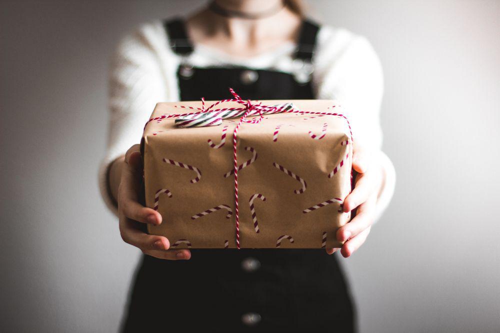 ilustrasi hadiah (unsplash.com/Kira auf der Heide)