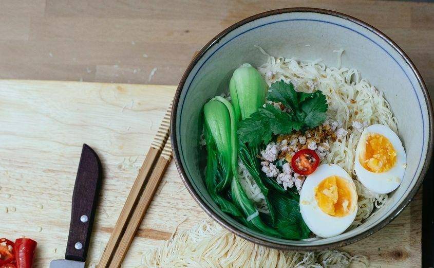 ilustrasi ginger scallion ramen noodle (pexels.com/Katerina Holmes)
