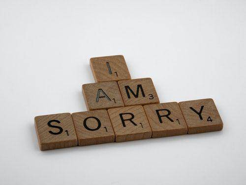 tulisan I AM SORRY (unsplash.com/Brett Jordan)
