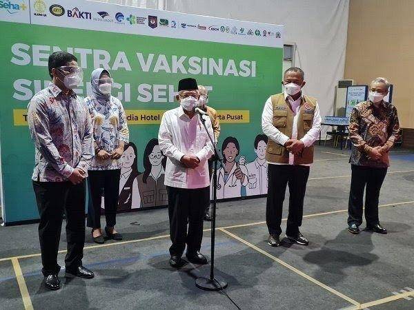 Wakil Presiden Ma'ruf Amin saat mengunjungi vaksinasi COVID-19 yang diselenggarakan oleh Ikatakan Alumni Universitas Indonesia di Jakarta. (Dok. PAUD Dikdasmen)