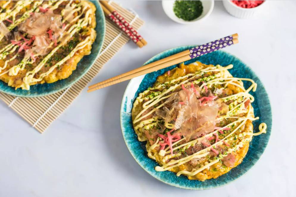 Penyajian okonomiyaki (thespruceeats.com/Julia Hartbeck)