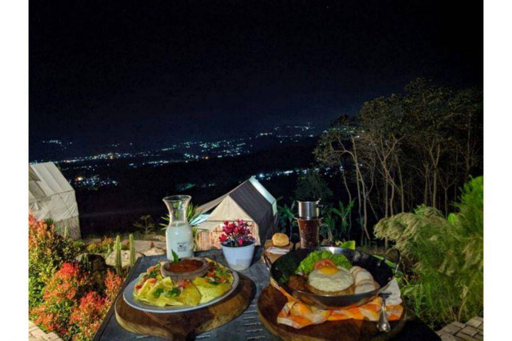 Makan malam (instagram.com/ciremailand.glamping)