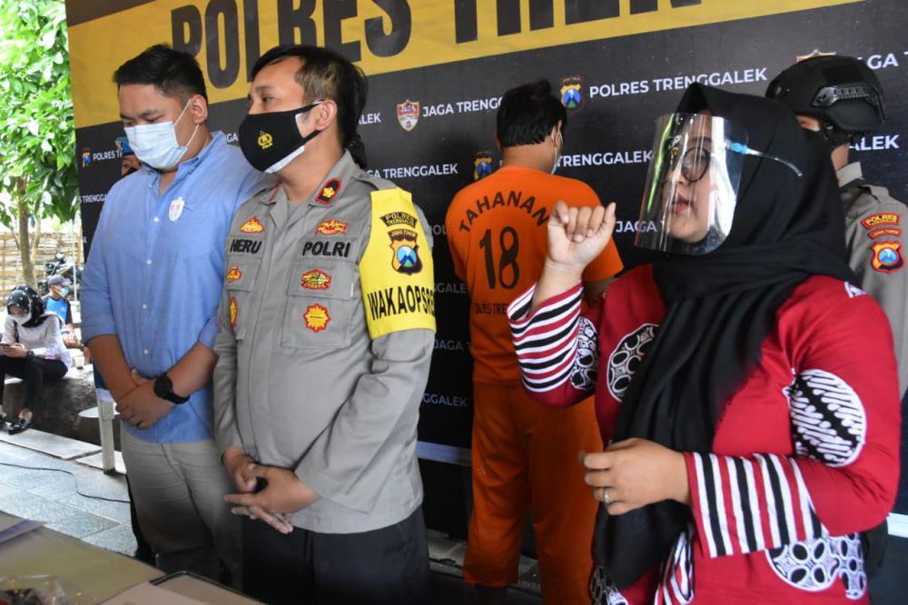 Bejat, Pria Asal Kediri Ini Jual Istrinya untuk Layani Threesome