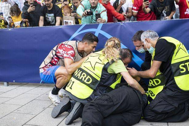 Cristiano Ronaldo mengecek kondisi Marisa Nobile yang terkena tendangannya. (mirror.co.uk)
