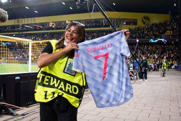 Petugas pertandingan, Marisa Nobile, dengan jersey pemberian Ronaldo. (mirror.co.uk)