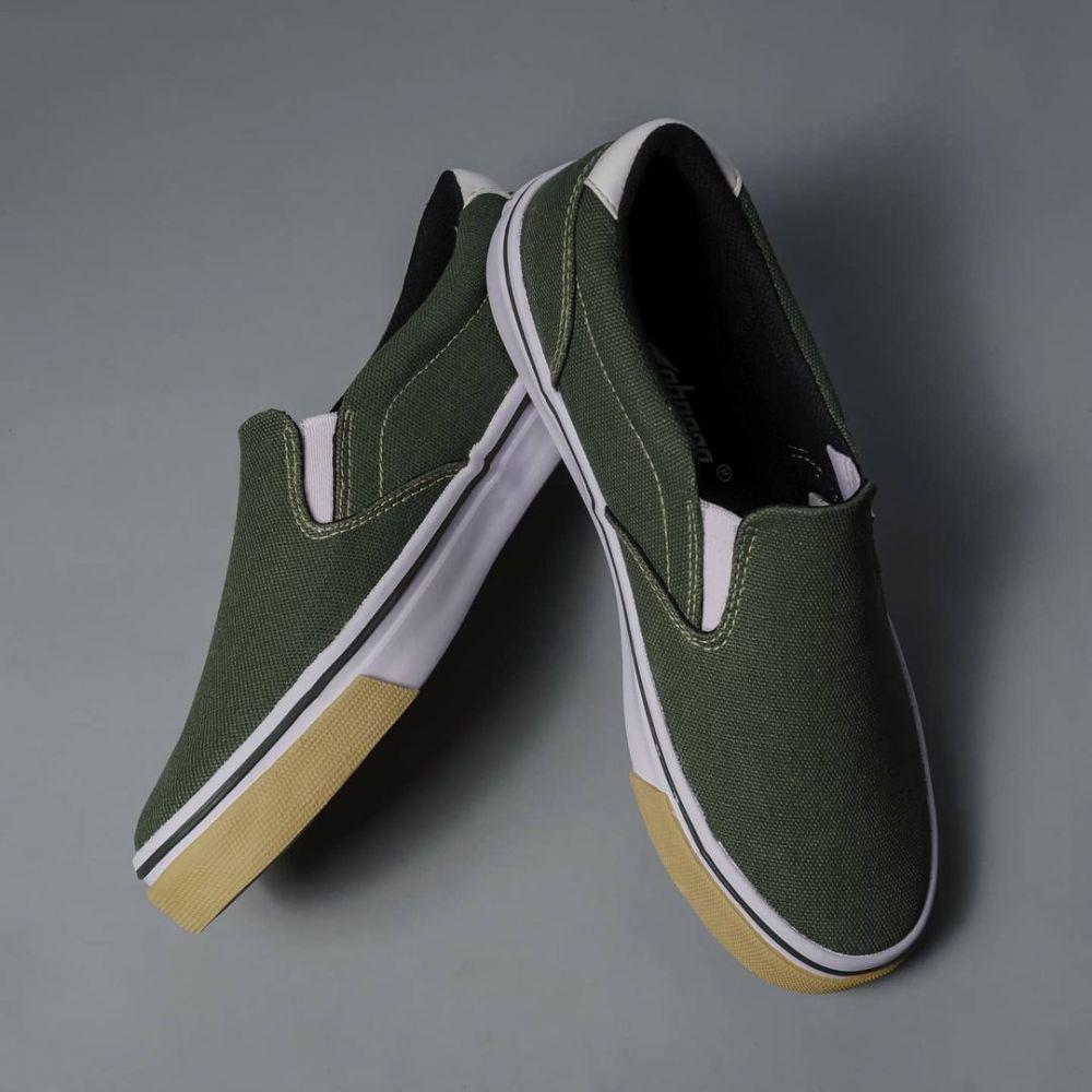 ilustrasi sepatu slip on merek lokal (instagram.com/katalog_johnson)