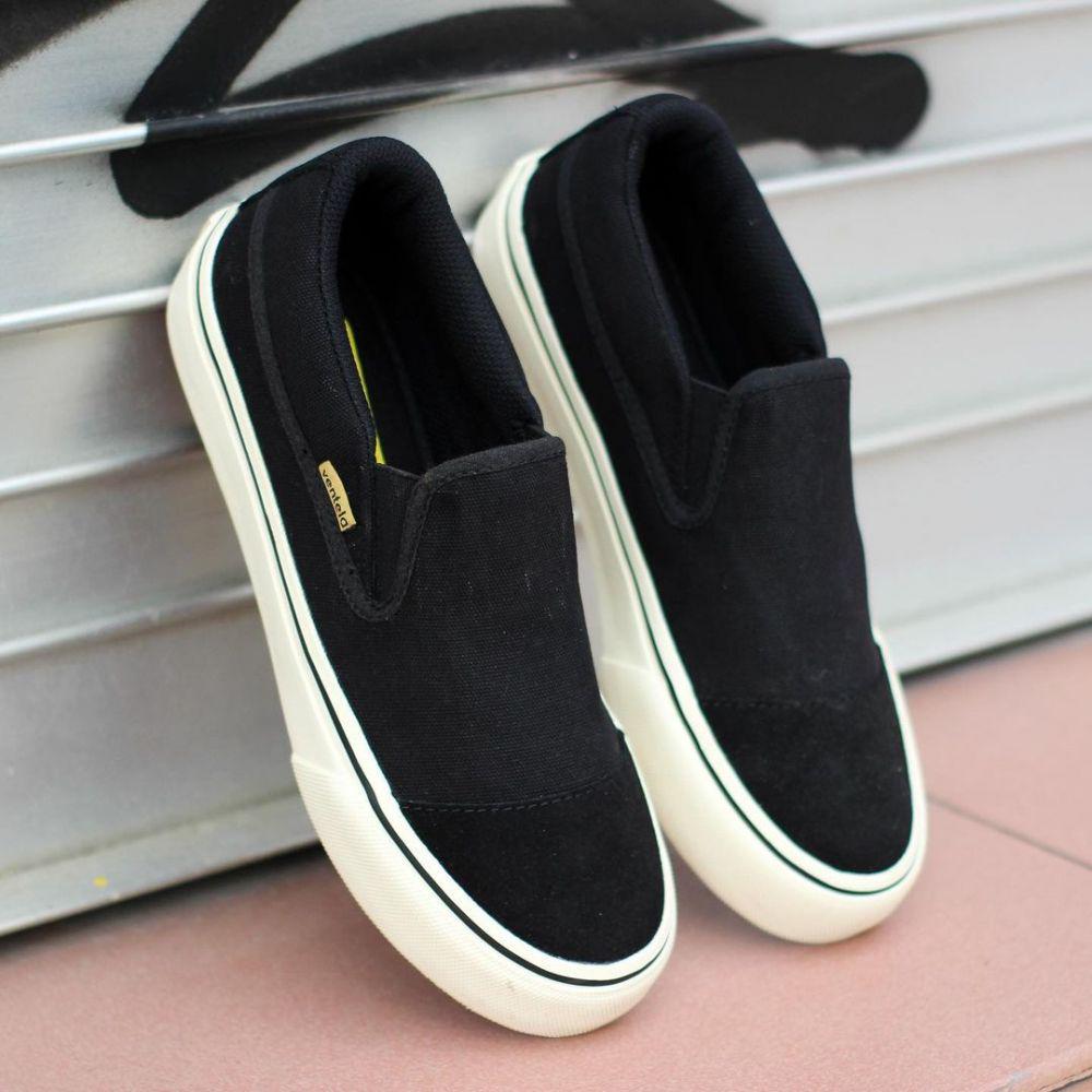 ilustrasi sepatu slip on merek lokal (instagram.com/sucking.id)