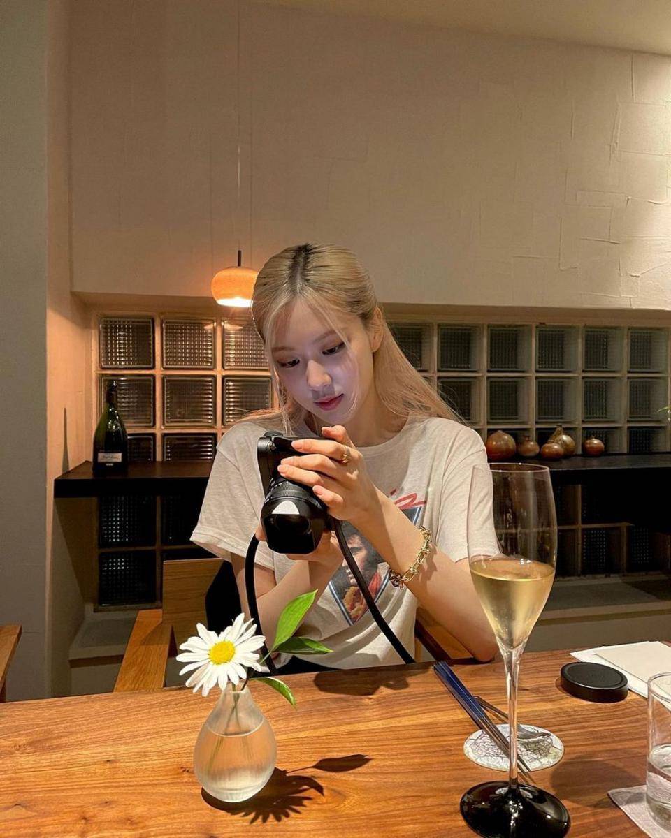 rose blackpink (instagram.com/roses_are_rosie)