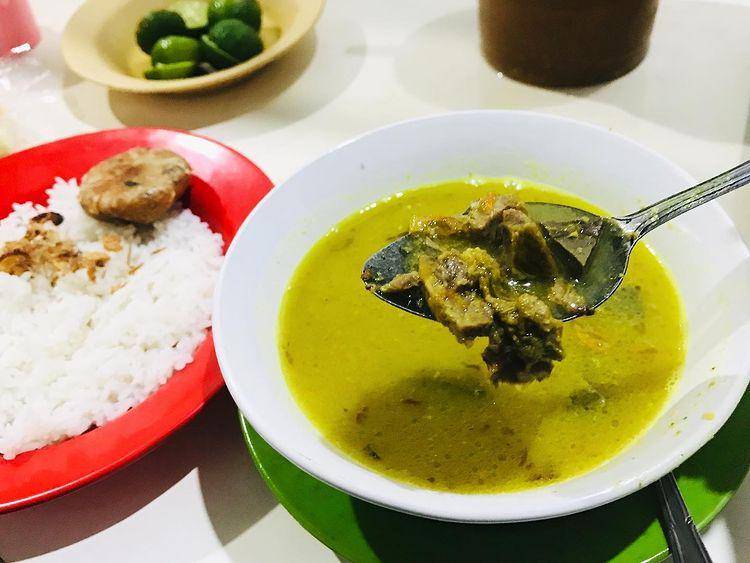 Soto Kuning Pak M Yusuf (instagram.com/alvinmakanenak)