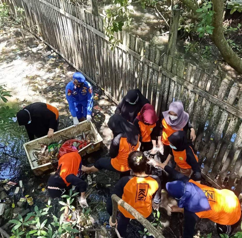 Aktivitas Bripka Taufik Ismail dalam mengumpulkan sampah di Teluk Balikpapan Kaltim. Foto istimewa