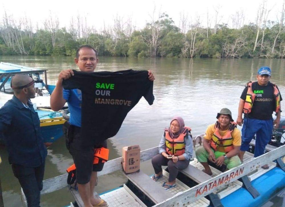 Aktivitas Bripka Taufik Ismail penanaman mangrove di masyarakat Balikpapan Kaltim. Foto istimewa