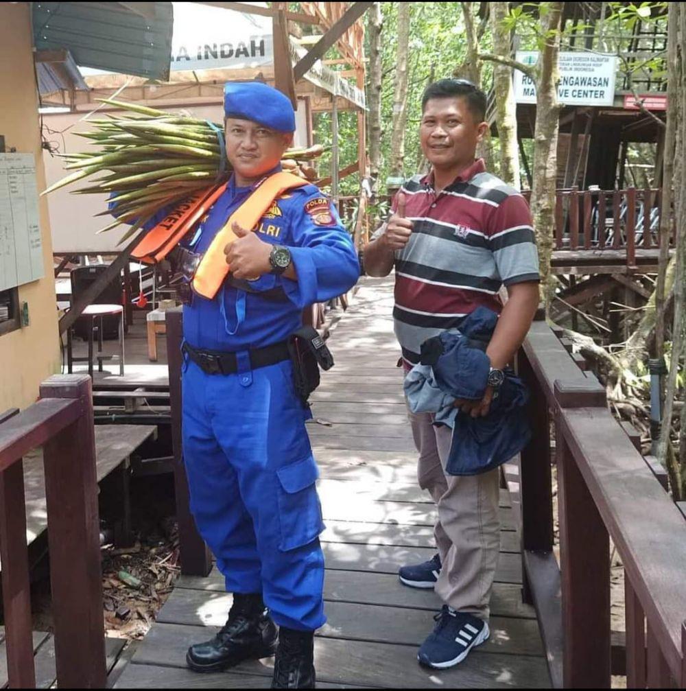 Aktivitas Bripka Taufik Ismail dalam penanaman mangrove di masyarakat Balikpapan Kaltim. Foto istimewa