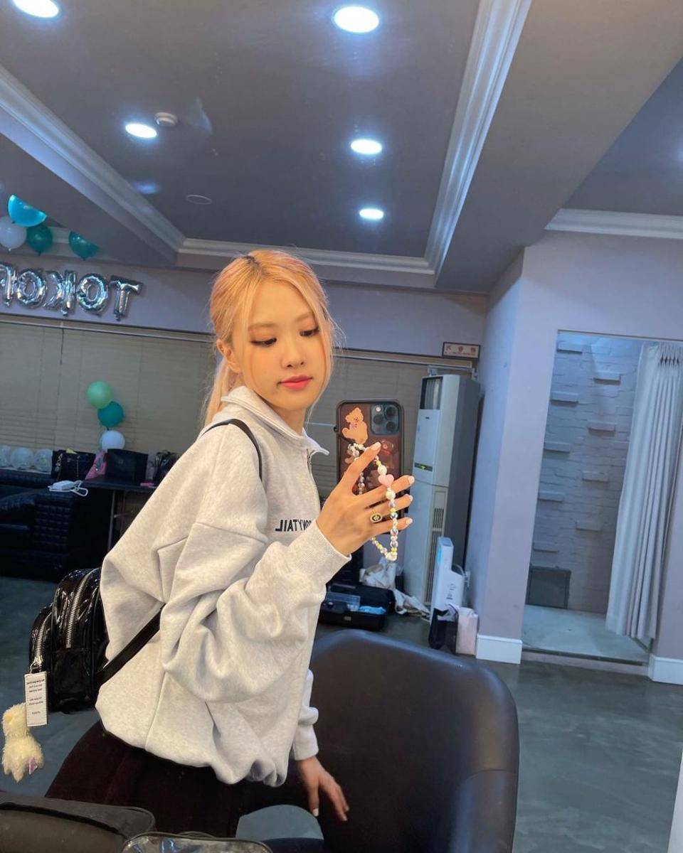 rose blackpink (instagram.com/roses_are_rosie)