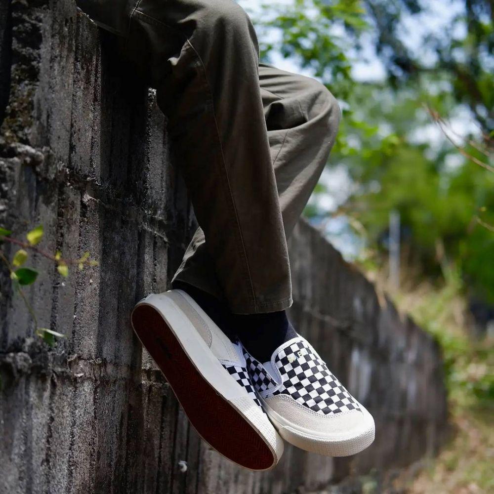 ilustrasi sepatu slip on merek lokal (instagram.com/sabafootwear)