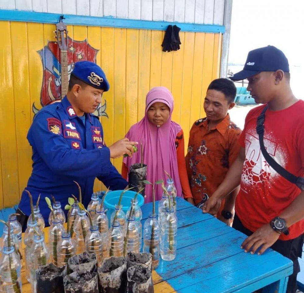 Aktivitas Bripka Taufik Ismail dalam mengajar penanaman mangrove di masyarakat Balikpapan Kaltim. Foto istimewa