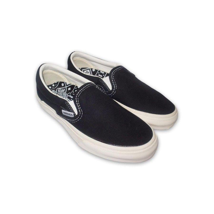 ilustrasi sepatu slip on merek lokal (tokopedia.com)