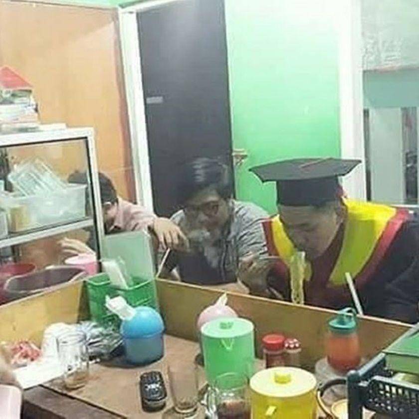 makan bareng-bareng kocak (instagram.com/pembawa_ketololan)